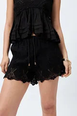 Short color crudo con detalle de bordado calado en el ruedo y cintura con cordón ajustable.