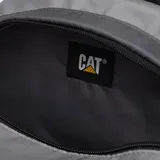 Mochila urbana color gris con detalles en negro, marca Caterpillar. Confeccionada en poliéster 600D con recubrimiento de poliuretano, cuenta con un compartimento principal acolchado para laptop de hasta 15.6 pulgadas, bolsillos laterales de malla y correas ajustables. Incluye elementos reflectantes y el logo de CAT en el frente.