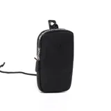 Bandolera mini negra de poliéster con correa regulable, acceso con cierre, un compartimento, un bolsillo interno con cierre y dos bolsillos externos abiertos.