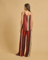 Top con breteles finos y estampado a rayas verticales en tonos rojo, azul y beige.