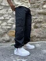Pantalón cargo negro de corte recto con puño ajustable y doble bolsillo cargo en microfibra flex.