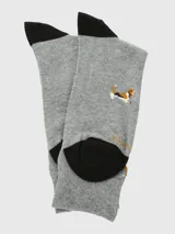 Calcetín de largo medio, color gris melange, con estampado repetitivo de perros Basset Hound tricolores. El talón y la punta son de color negro.