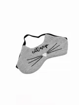 Antifaz para dormir de tela gris con forma de orejas de gato, bordado con la frase 'cat nap', bigotes y un corazón blanco en el centro.