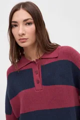 Buzo de punto con diseño de rayas horizontales en tonos bordó, azul marino y mostaza. Presenta cuello tipo polo con cartera de botones, mangas largas y calce holgado.