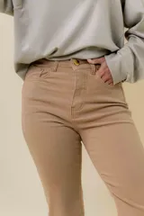 Pantalón de jean negro, corte recto, tiro medio-alto y largo al tobillo.