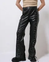 Pantalón de cuero sintético negro, de corte ajustado y acampanado, con cordones cruzados en los laterales.