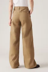 Pantalón chino color beige de corte ancho, con bolsillos laterales y traseros.