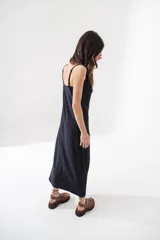 Vestido largo de lurex azul marino con breteles finos.