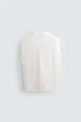 Camiseta tank gris con efecto lavado, de corte relajado, cuello redondo y manga raglán sisa.