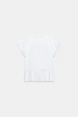 Top de popelina blanca con cuello redondo, mangas cortas abullonadas y detalle de abertura en la espalda con lazada. Presenta bajo en evasé tipo peplum y cierre lateral con cremallera oculta.