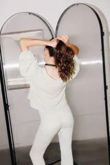 Pantalón elastizado color ladrillo con elástico en la cintura y volados en el ruedo.