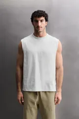 Musculosa de corte relajado confeccionada en tejido compacto de algodón, con cuello redondo y sisas con acabado irregular. Pertenece a la línea Zara Athleticz.