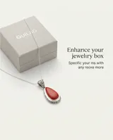 Dije de plata 925 con diseño de filigrana en forma de lágrima, engastado con una piedra natural de coral rojo. Incluye cadena de plata fina.