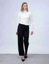 Pantalón negro de corte recto y pretina ancha elastizada.