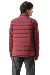Campera puffer acolchada color bordó, con cierre frontal, cuello alto y dos bolsillos frontales con solapa y botón a presión.
