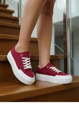 Championes de lona color bordó con plataforma blanca y cordones blancos, diseño de estilo urbano y casual.