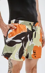 Short de baño de microfibra de secado rápido, con estampado abstracto en tonos naranja, verde, blanco y marrón. Incluye malla interna y un bolsillo trasero con ojalillo.