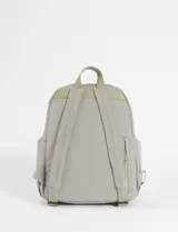 Mochila mediana de tela color negro, con compartimento principal con cierre, bolsillo frontal con cierre y bolsillos laterales abiertos.