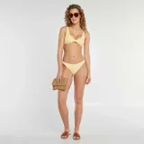 Conjunto de bikini amarillo con textura acanalada, compuesto por un corpiño con escote en U y una braguita de corte clásico.