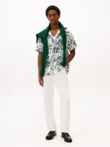 Camisa de manga corta con cuello solapa y estampado floral en tonos negro, blanco y verde.