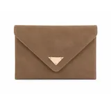 Sobre tipo clutch de gamuza en color marrón, con diseño de solapa triangular y detalle de aplique metálico dorado en forma de triángulo.