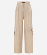 Pantalón wide leg de poliéster y elastano color beige con rayas verticales finas. Tiene corte de sastrería, doble trabilla en la cintura, bolsillos cargo laterales y cierre delantero.