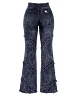 Pantalón de jean con lavado efecto violeta, de corte entallado y botamanga acampanada. Presenta recortes irregulares con costuras desflecadas a lo largo de las piernas y cintura de tiro alto.