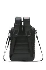 Mochila negra acolchada con tiras de tela mesh, correa desmontable, bolsillo para termo y mate, y bolsillo interno. Presenta un logo con un rayo rosa en la parte superior y un estampado con la palabra 'Trendy' repetida en la parte inferior.