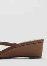Sandalias de taco cuña color marrón, con tiras finas estilo thong y diseño destalonado.