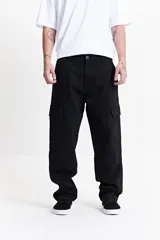 Jean cargo negro de tiro medio, con pasacinto, bolsillos laterales y bolsillos cargo con solapa en los muslos.