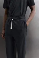 Pantalón jogger relaxed fit de Zara Athleticz confeccionado en tejido de algodón color marrón, con cintura elástica ajustable mediante cordón en contraste, bolsillos laterales y bajo con puño elástico.
