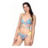 Bikini con estampado de animal print y hojas tropicales, compuesto por un top triangular con tiras cruzadas en el abdomen y bombacha tipo tanga con detalles en amarillo neón.