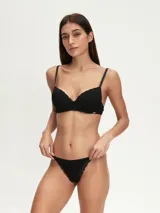 Soutien con aro color gris claro con textura y detalles de encaje.