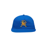 Gorra azul con visera plana y bordado frontal en hilo dorado con monograma.