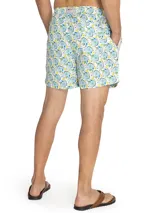 Short de baño blanco con estampado de flores y limones en tonos celeste, amarillo y verde. Cuenta con cintura elástica, cordón ajustable, bolsillos delanteros y traseros.