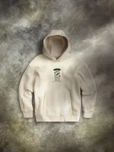 Buzo con capucha color beige, confeccionado en mezcla de algodón. Presenta un diseño bordado y flocado en el centro del pecho inspirado en Bright Tree Village de los Ewoks, con detalles adicionales que incluyen insignias rebeldes, mensajes en Aurebesh y coordenadas de Endor. Cuenta con bolsillo tipo canguro, capucha forrada con costuras Trapunto y puños y dobladillo acanalados.