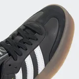 Championes Adidas Sambae negros con las tres tiras blancas y suela de goma marrón.