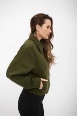 Campera tipo bomber color verde oliva, con cuello camisero, cierre frontal completo y puños con botón.