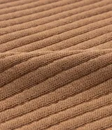 Blusa negra de punto liviano con textura acanalada, escote en pico y mangas largas.