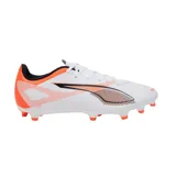 Championes de fútbol Puma Ultra 5 Play FG/AG, color blanco con detalles en naranja y negro. Diseño aerodinámico con suela de tapones para césped natural y artificial.