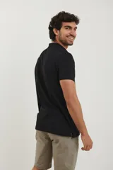 Remera tipo polo de manga corta, color negro, con cuello clásico y cierre frontal de botones.