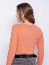 Remera negra de manga larga con escote redondo y aberturas frontales.