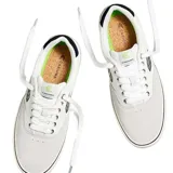 Championes urbanos Cariuma modelo Naioca Pro, confeccionados en una combinación de lona y gamuza en color blanco. Presentan el logo de la marca en el lateral, detalle en contraste en el talón y suela de goma vulcanizada con una línea negra decorativa.