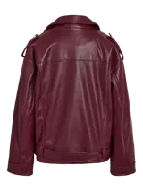 Campera biker de Noisy May en color bordó, confeccionada en cuero sintético. Presenta cierre frontal asimétrico, bolsillos laterales con cierre, bolsillo pequeño con solapa y botón a presión, y cinturón ajustable en la cintura con hebilla metálica. Incluye detalles de charreteras en los hombros.