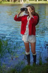 Cardigan de punto color rojo, con cuello polo, cierre frontal de botones y mangas largas con puños acanalados.