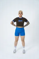 Remera corta marrón con cuello y mangas con ribete azul, estampado frontal con la palabra "Hermod" en celeste y la frase "Eternal soul, divine flow" en blanco.