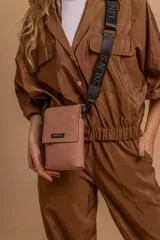 Phonebag pequeña color mostaza, confeccionada en cuero sintético, con solapa frontal y correa ajustable con logo de la marca.