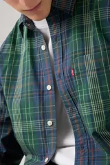 Camisa de manga larga a cuadros en tonos verdes, azules y rojos, con un bolsillo en el pecho y cuello clásico.