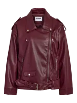 Campera biker de manga larga estilo rockero color bordó, con cuello con solapas, cierre delantero asimétrico, bolsillos con cierre, presillas en los hombros y cinturón ajustable con hebilla metálica en la cintura. Confeccionada en poliéster con recubrimiento de poliuretano.
