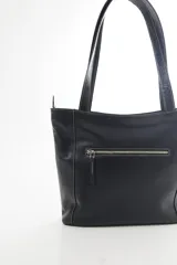Cartera tipo tote de cuero vacuno negro con doble asa de hombro, panel superior liso y bolsillo exterior frontal con textura símil cocodrilo y costuras visibles en contraste.